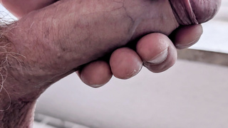Wichsen am Fenster ein geiles Erlebnis