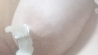 Meine Nippel mit Wäscheklammern