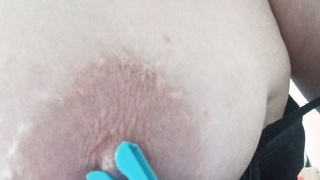 Meine Nippel mit Wäscheklammern