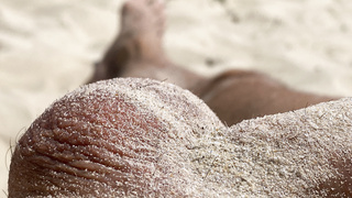 Staubiger warmer Sand am Strand.