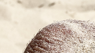 Staubiger warmer Sand am Strand.