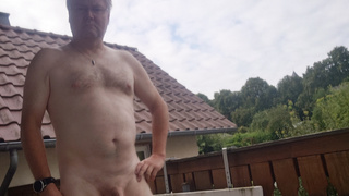 Sonntags morgens nackt auf dem Balkon