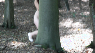 Frivol im Wald unterwegs