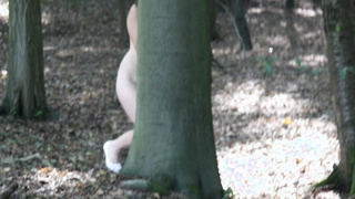 Frivol im Wald unterwegs