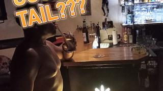 Nackt an der Bar