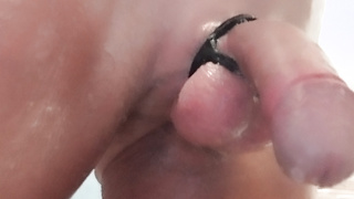 Normaler Penis in der Dusche