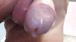 Normaler Penis in der Dusche