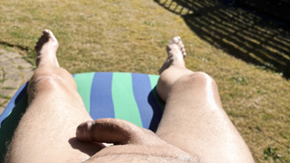Sonnenbaden FKK im Garten
