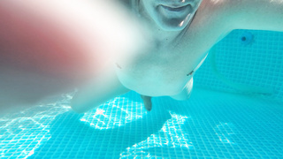 Heißer Sommertag nackt im Pool