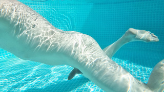 Heißer Sommertag nackt im Pool
