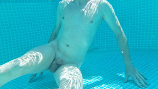 Heißer Sommertag nackt im Pool