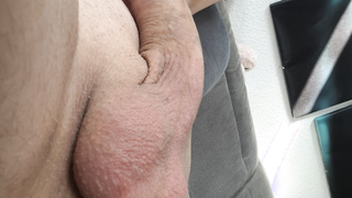Alleine nackt auf dem Sofa
