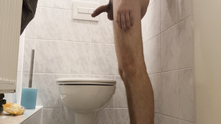 Nackt auf Arbeit auf der Toilette