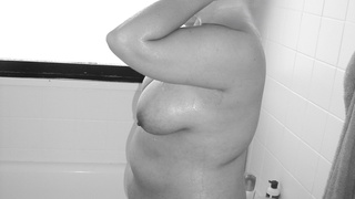 Meine Freundin nackt im Badezimmer