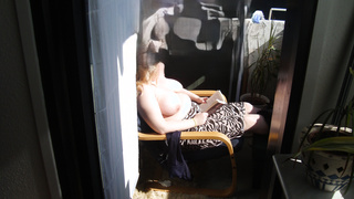 Meine vollbusige Freundin nackt auf dem Balkon