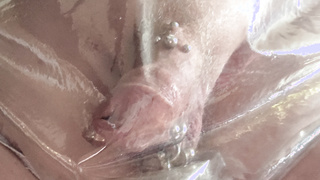 Gepiercter Schwanz in der Gummihose