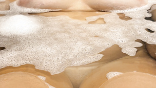 Junges Paar in der Badewanne