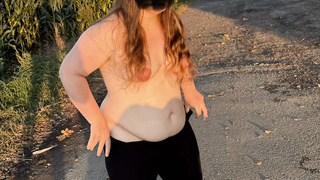 Meine Frau zieht draußen blank