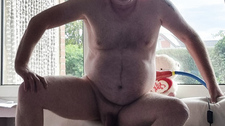 Zegte mich nackt am Fenster
