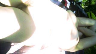 Meine Frau nackt am See