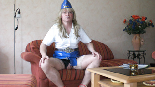 Ninas Ehemann in Damenwäsche