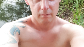 Meine Wenigkeit nackt am See