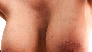 Ich präsentiere mich lasziv im schwarzen Dessous