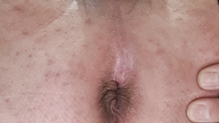 Im Bad mit dem Dildo gespielt