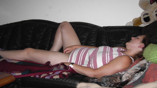 Rasierte Muschi im Schlaf fotografiert