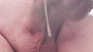 Kleiner Schwanz spritzt schön ab