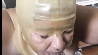 Ich blase mit einem Kondom