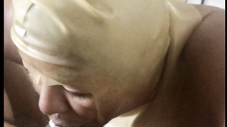 Ich blase mit einem Kondom