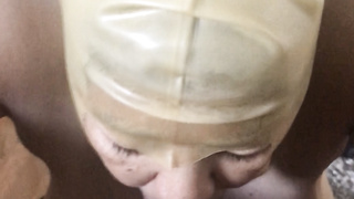 Ich blase mit einem Kondom