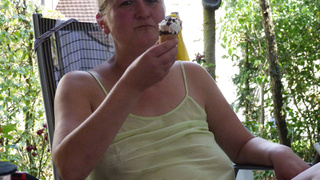 Leicht bedeckte Titten auf Terrassien