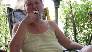 Leicht bedeckte Titten auf Terrassien