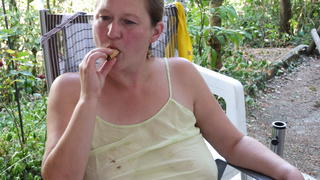 Leicht bedeckte Titten auf Terrassien