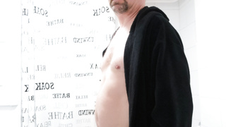 Nackt und geil im Badezimmer