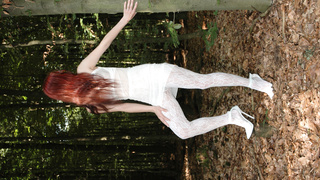 Stephy  allein im Wald