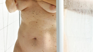 mein reifes Frauchen beim Duschen