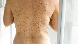 mein reifes Frauchen beim Duschen