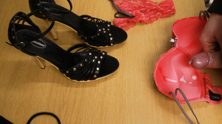 Zuerst geil die Schuhe ficken, dann geil den BH eingesaut