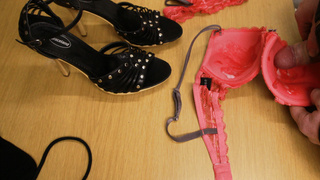 Zuerst geil die Schuhe ficken, dann geil den BH eingesaut