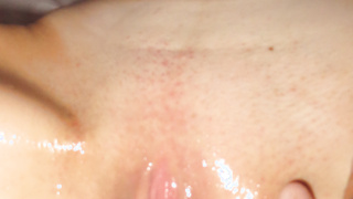 Blondine bei der Handarbeit