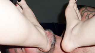 Liebe es ihr die Füße zu lecken