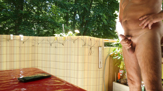 Nackt auf dem Balkon