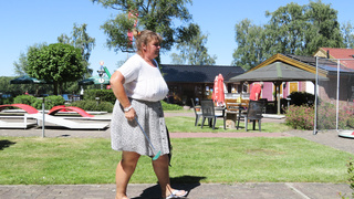 Ohne BH und Höschen in der Öffentlichkeit