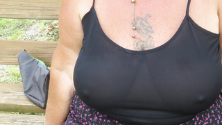 Ohne BH und Höschen in der Öffentlichkeit