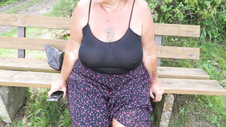 Ohne BH und Höschen in der Öffentlichkeit