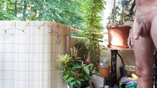 Bin wieder mal nackt auf dem Balkon