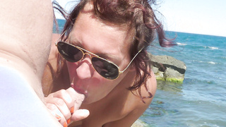 Freundin lutscht am Strand